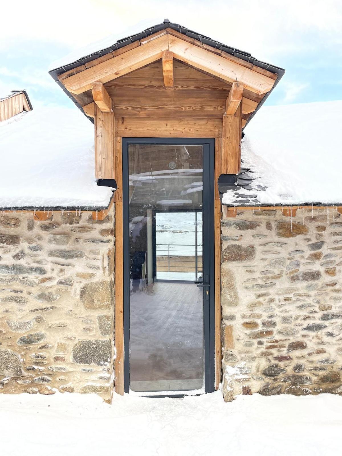 La Petite Bergerie En Pierre Surplombant Le Lac Real Exterior photo